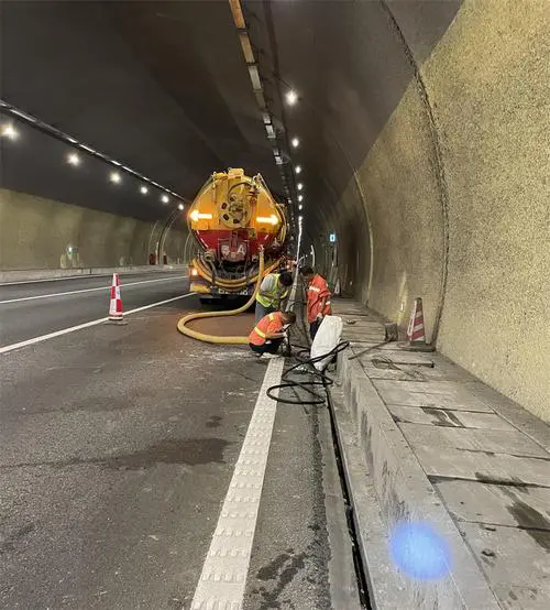 梅列隧道排水渠清淤